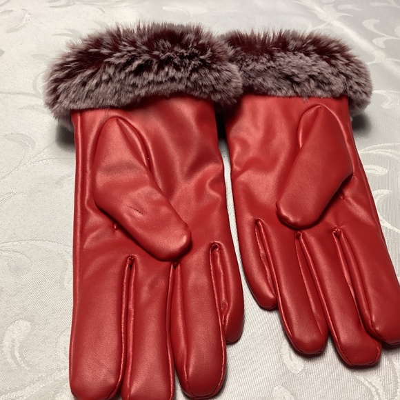 RED GLOVES UNIQUE FUR TOO MEDIUM. MUST SEE ❣️ - Picture 4 of 10